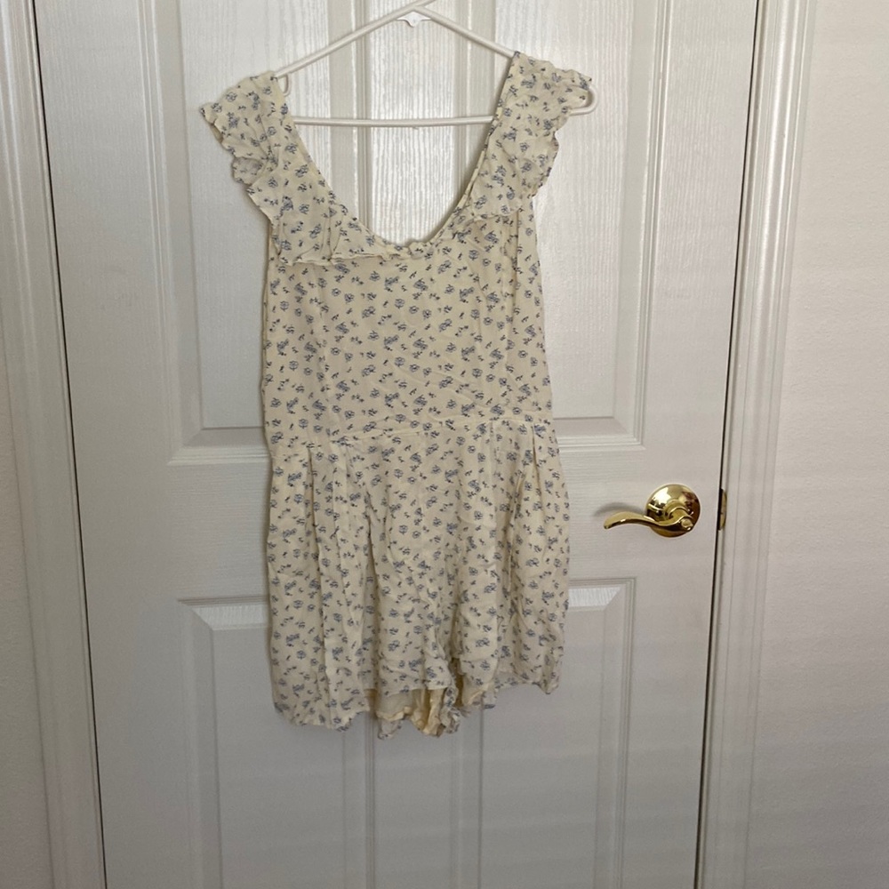 Abercrombie White Romper with cute flower detailing